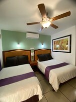 Habitación estándar | Tabla de planchar con plancha, wifi gratis, ropa de cama