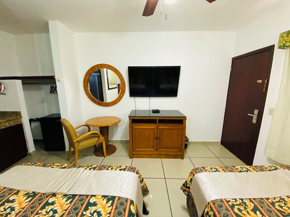 スタンダード ルーム | アイロン / アイロン台、WiFi (無料)、ベッドシーツ