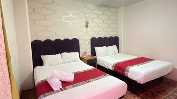 Habitación doble estándar, 2 camas matrimoniales | Wifi gratis y ropa de cama