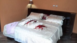 Tabla de planchar con plancha, wifi y ropa de cama 