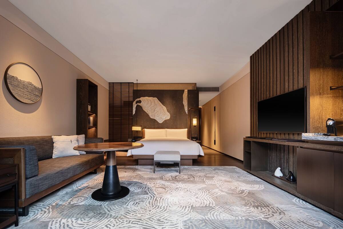 客房, 1 张特大床, 庭院景观 (Courtyard Room) | 迷你吧、客房内保险箱、办公桌、熨斗/熨衣板
