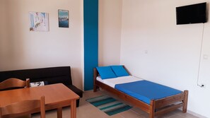 Apartamento com design assinado, 1 quarto, vista parcial para o mar | Área de estar | TV de tela plana