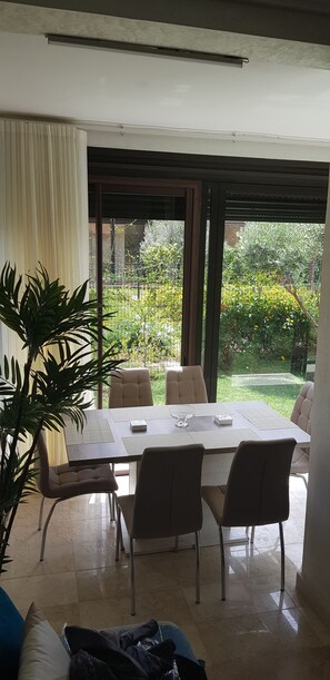 Maison Confort | Repas dans la chambre