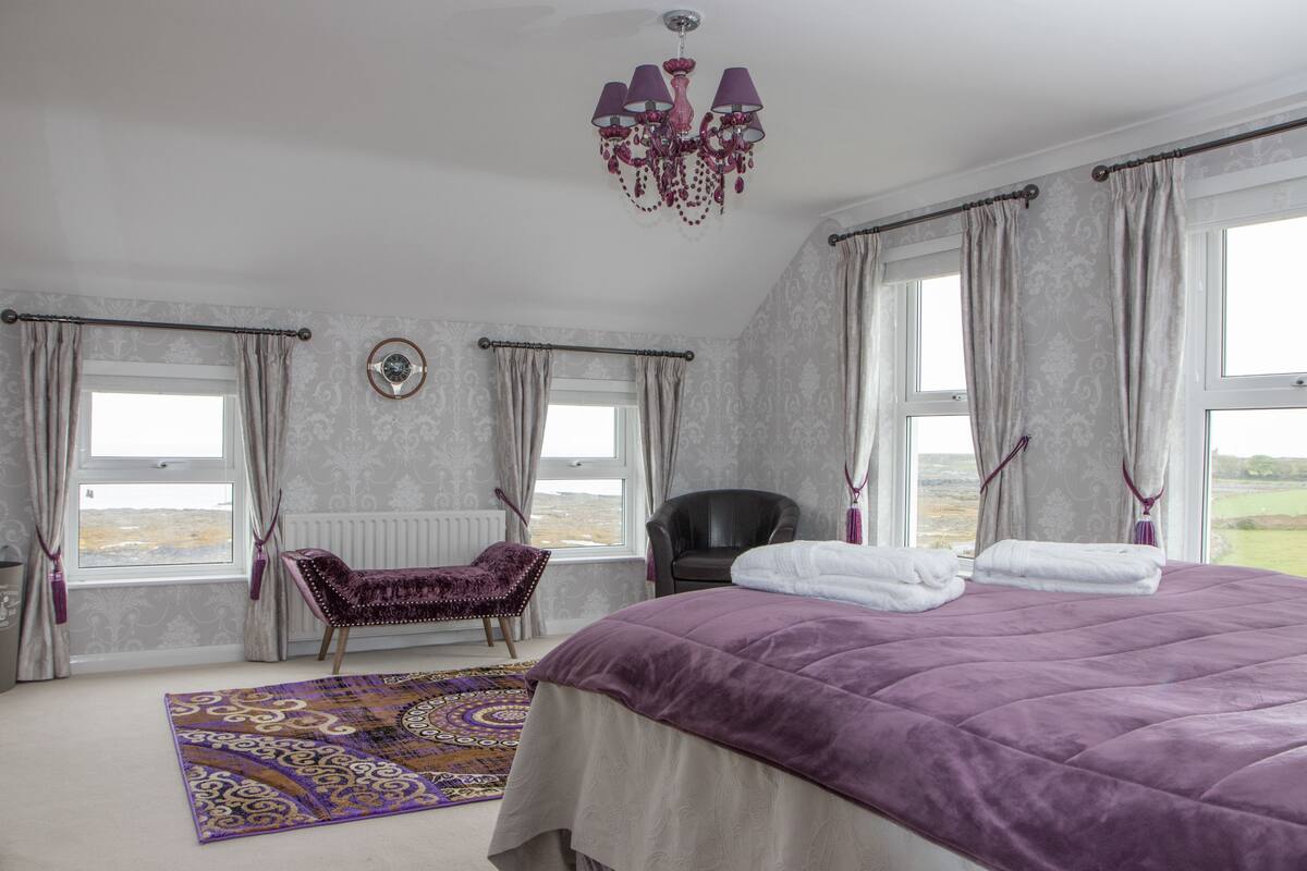 Silverstone | Blackout drapes, iron/ironing board, rollaway beds (surcharge)