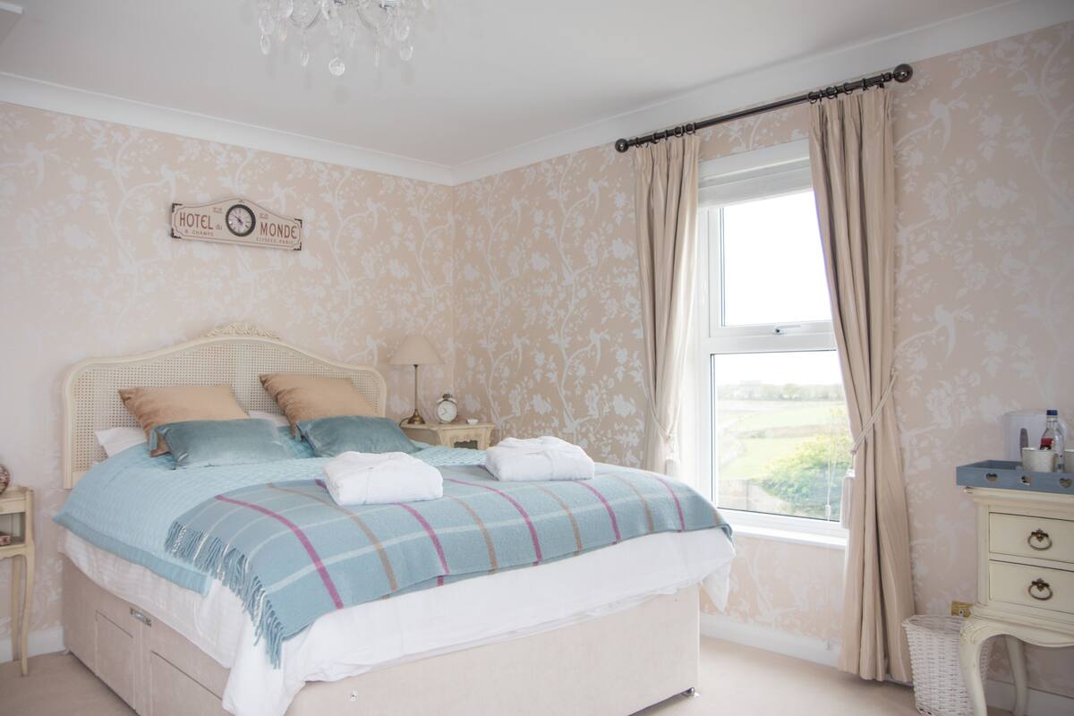 Laurel Bank | Blackout drapes, iron/ironing board, rollaway beds (surcharge)