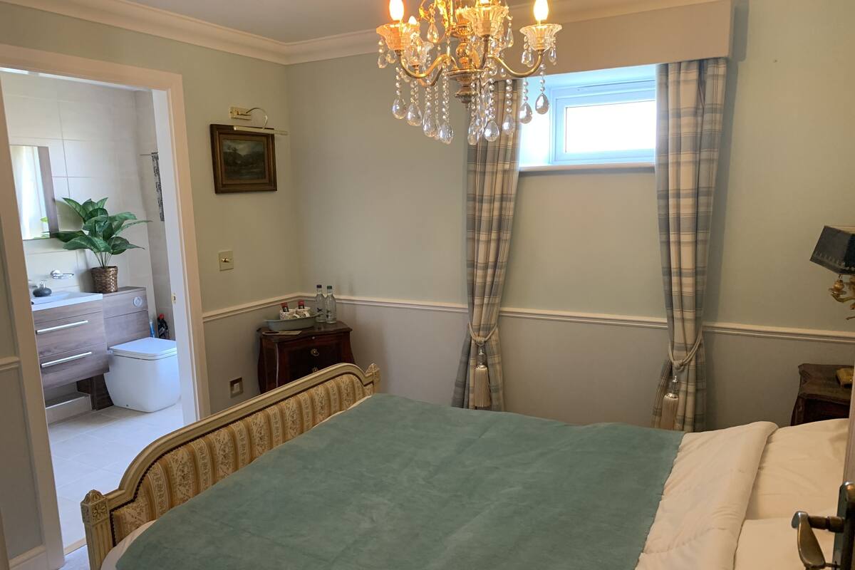 Glen Vine | Blackout drapes, iron/ironing board, rollaway beds (surcharge)