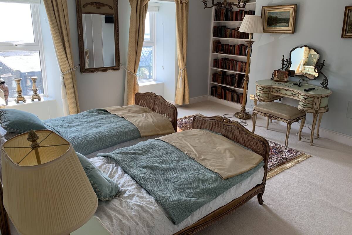 Quarter Bridge | Blackout drapes, iron/ironing board, rollaway beds (surcharge)