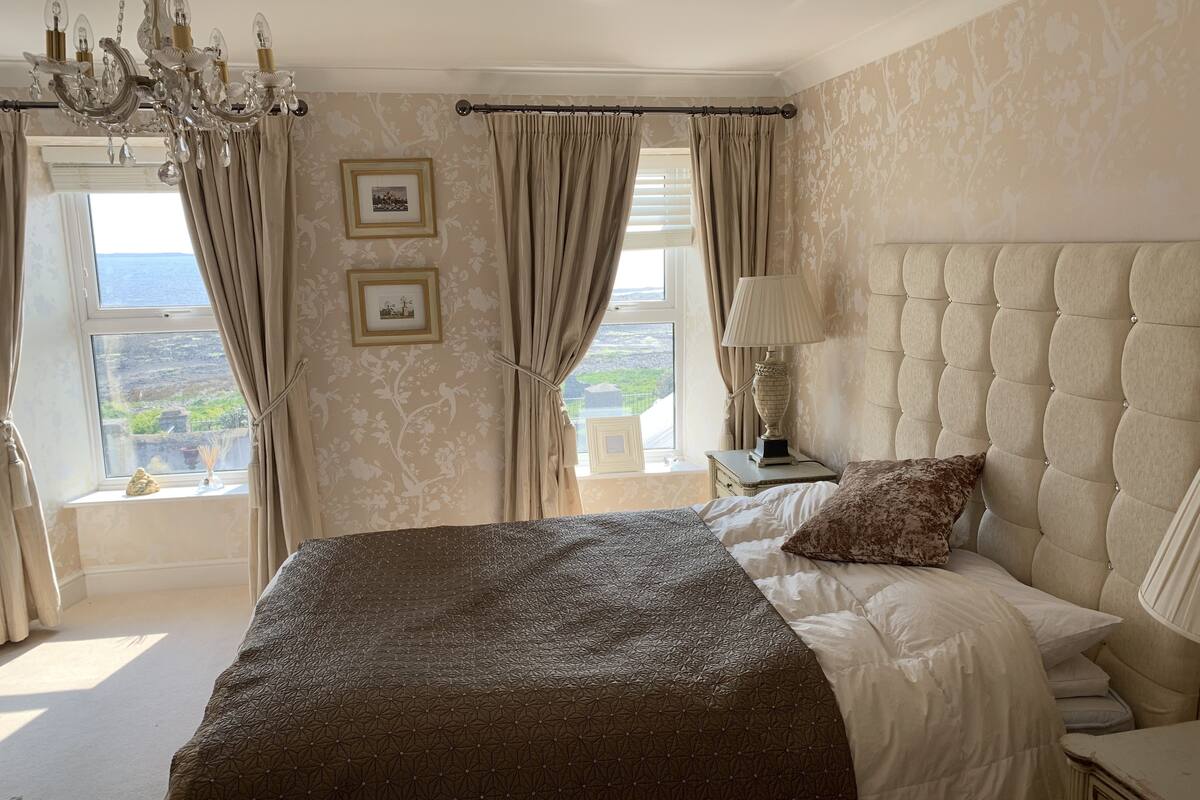 Castle View | Blackout drapes, iron/ironing board, rollaway beds (surcharge)
