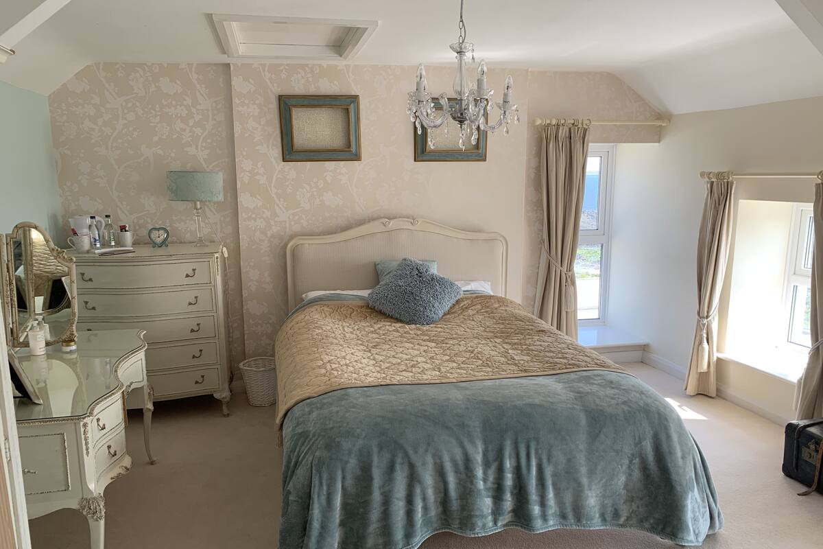 Ballaugh Bridge | Blackout drapes, iron/ironing board, rollaway beds (surcharge)