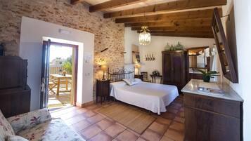 Superior tweepersoonskamer (C) | Een kluis op de kamer, een strijkplank/strijkijzer, babybedden