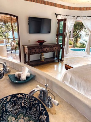 2 Br - La Paz | Bathroom | Shower, free toiletries, hair dryer, bathrobes