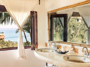 2 Br - La Paz | Bathroom | Shower, free toiletries, hair dryer, bathrobes - Villa Amor (Sayulita)