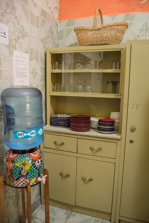 Microwave, oven, stovetop, cookware/dishes/utensils - Casa Lupita Hostel (Guanajuato)