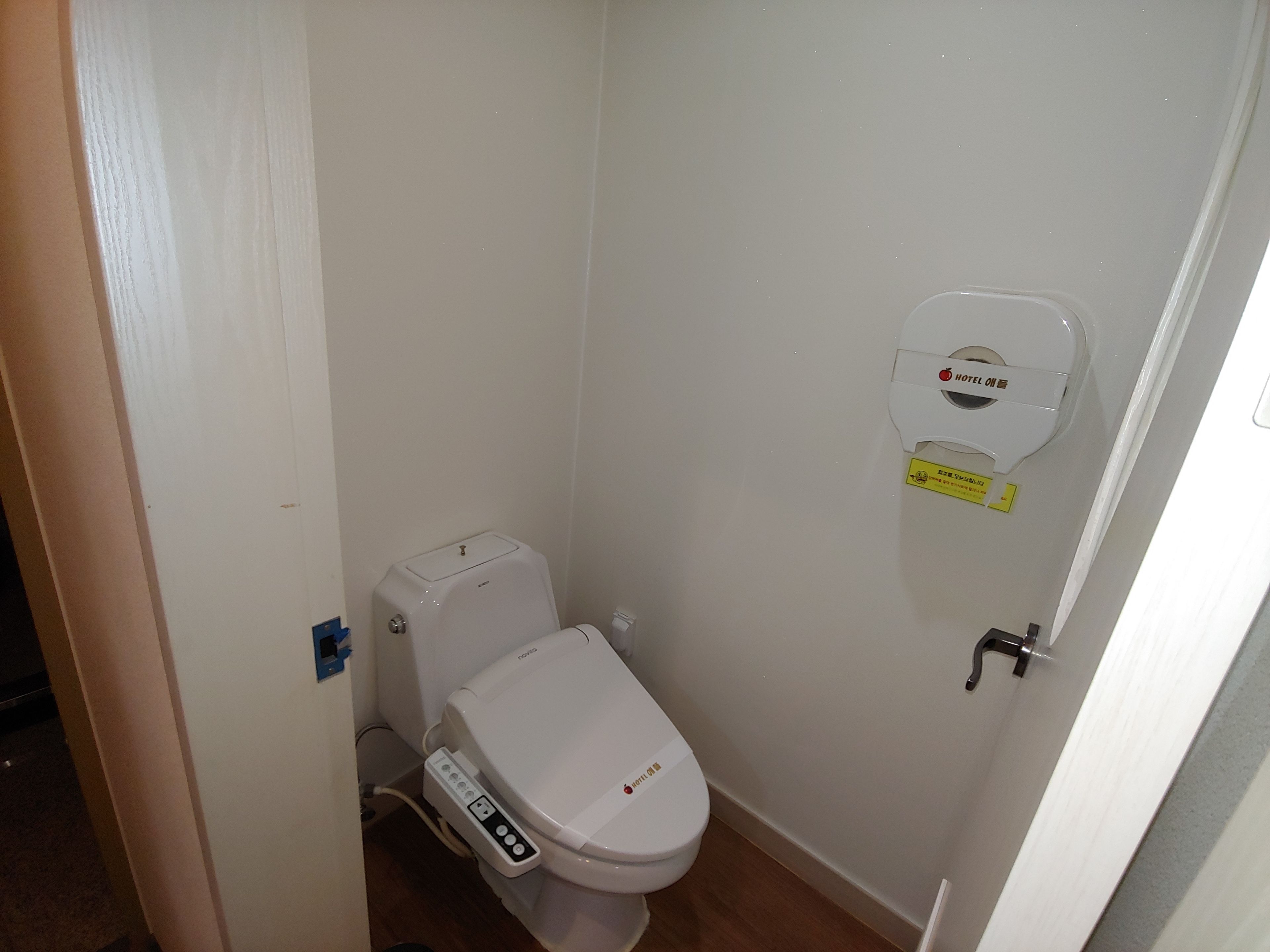 standard room | bathroom | separate bathtub and shower, rainfall showerhead, free toiletries