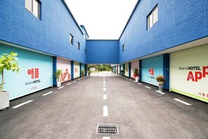 المنطقة المحيطة بالمنشأة