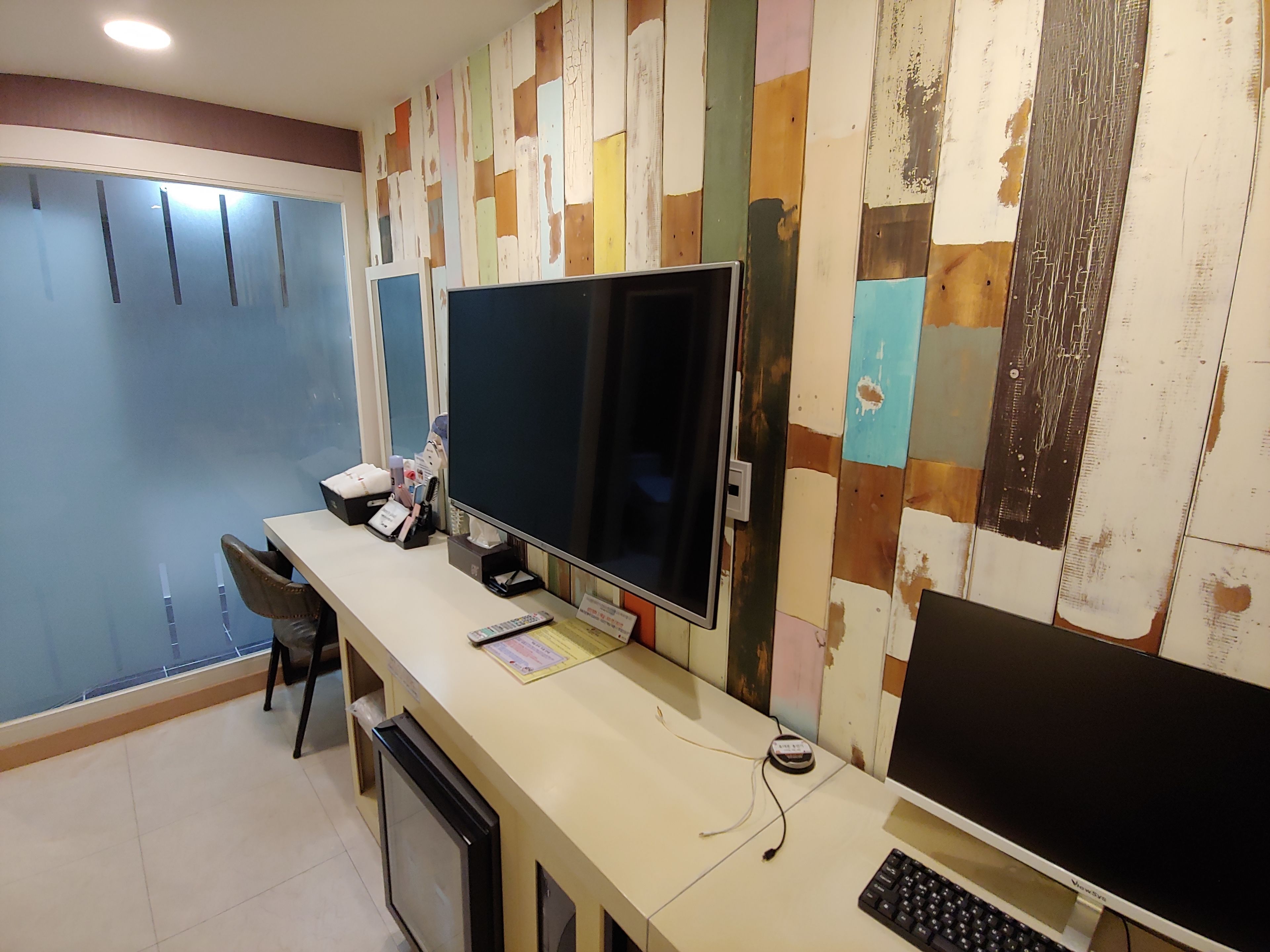 Kamar Standar | Televisi