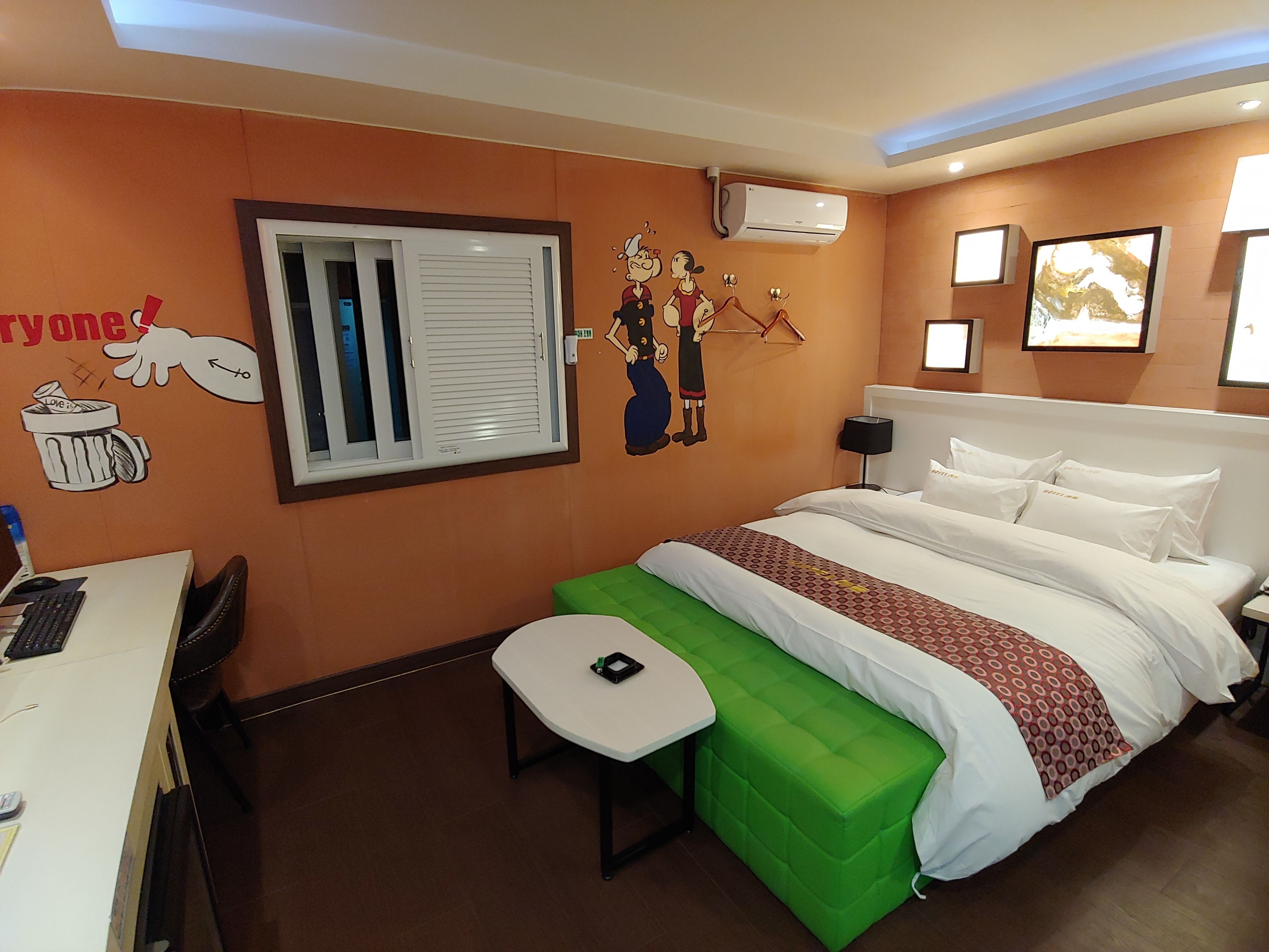 standard room | premium bedding, down duvets, desk, laptop workspace