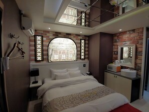 标准房 | 高档床上用品、羽绒被、办公桌、笔记本电脑工作区