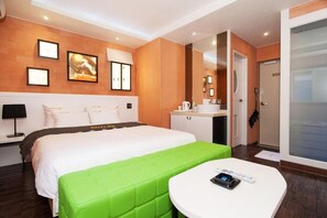 Premium bedding, down comforters, desk, laptop workspace - Apple Drive-in Motel (Yeoju)