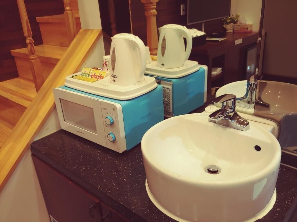 separate bathtub and shower, rainfall showerhead, free toiletries