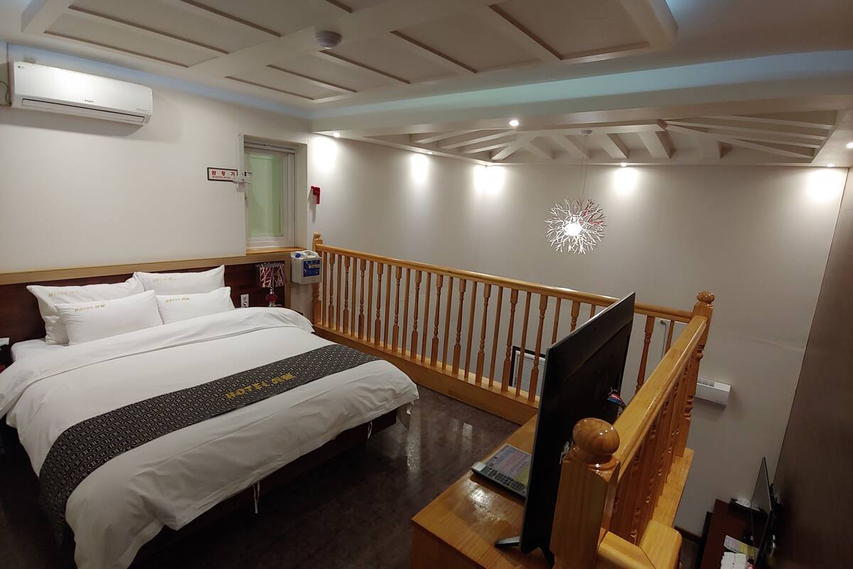 Premium bedding, down duvets, desk, laptop workspace