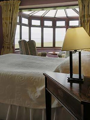 Verdunkelungsvorhänge, schallisolierte Zimmer, Bügeleisen/Bügelbrett