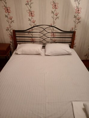 Deluxe Double Room, 1 Katil Kelamin (Double) dengan Katil Sofa | 1 bilik tidur, meja, langsir/tirai gelap terus, seterika/papan seterika 