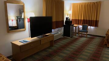 Deluxe Triple Room | 1 bedroom, desk, blackout curtains, iron/ironing board