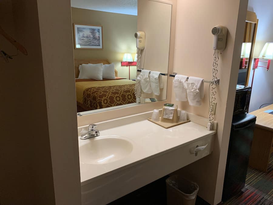 Double Room | Escritorio, cortinas blackout y tabla de planchar con plancha