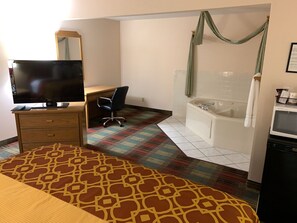 Jacuzzi Suite | Desk, blackout drapes, iron/ironing board, free WiFi - Budgetinn & Suites (Nevada)