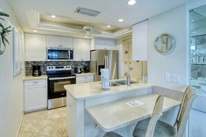 Private kitchen - Unit 511 – Newly Renovated Gulf Front Condo on Siesta Key (Sarasota)