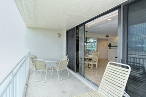 Outdoor dining - Unit 511 – Newly Renovated Gulf Front Condo on Siesta Key (Sarasota)