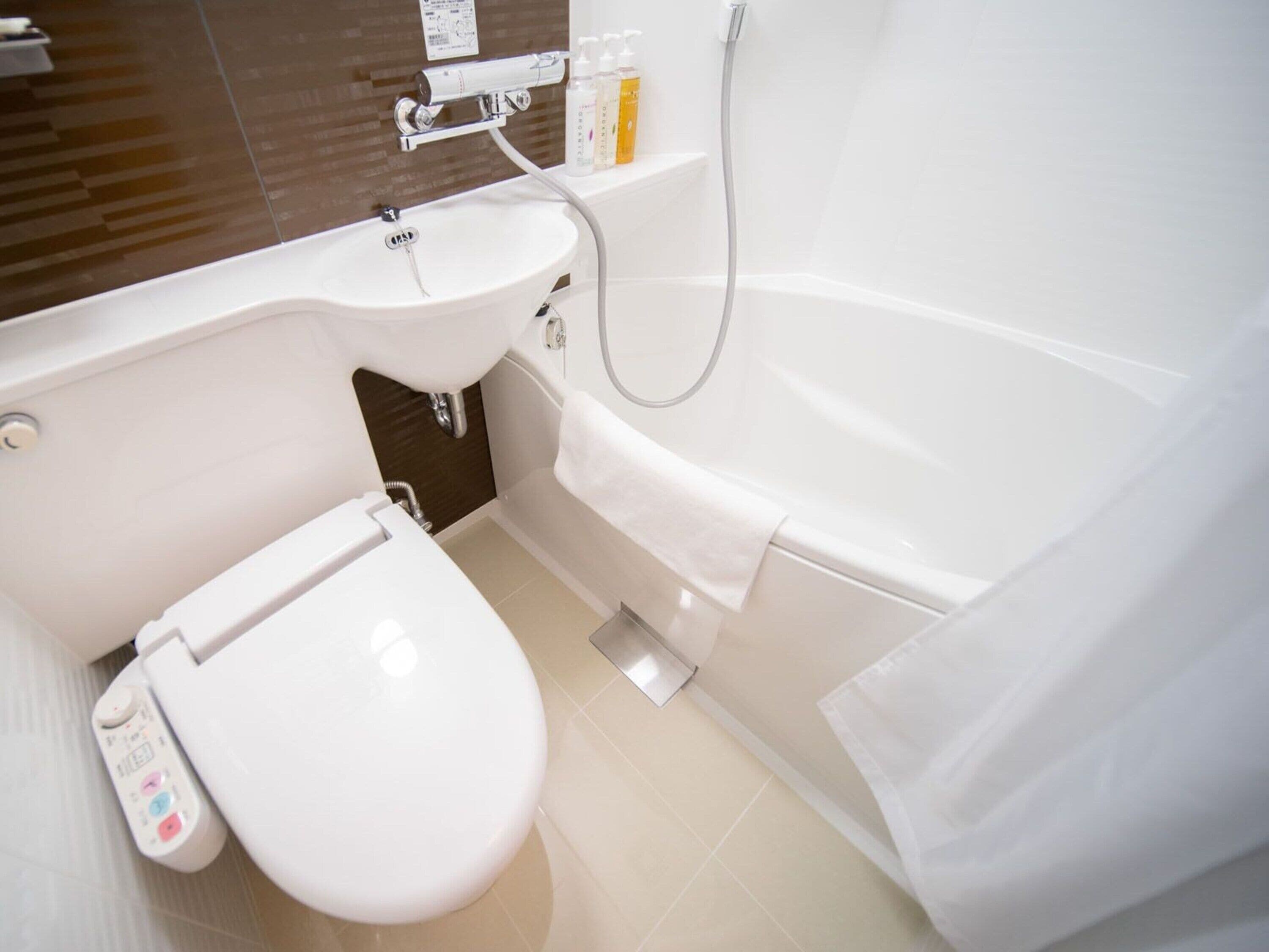 combined shower/bathtub, free toiletries, hair dryer, slippers