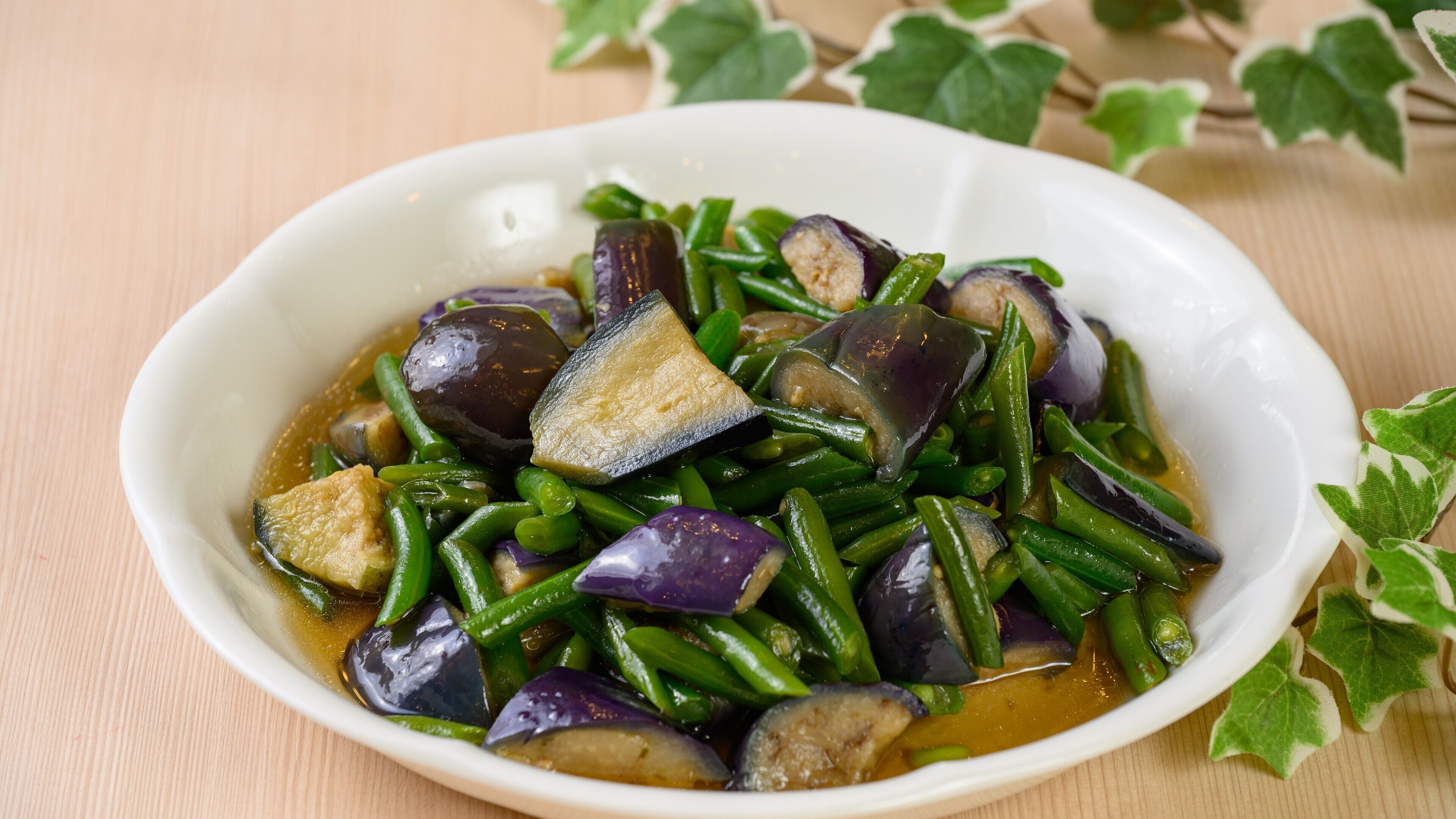 Un bol d’aubergines et de haricots verts sautés.