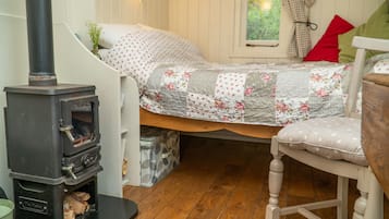 1 bedroom, bed sheets