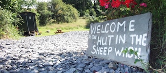 Hut in The Sheep Wash - Cosy Shepherd's Hut with log burner - Pet-friendly.