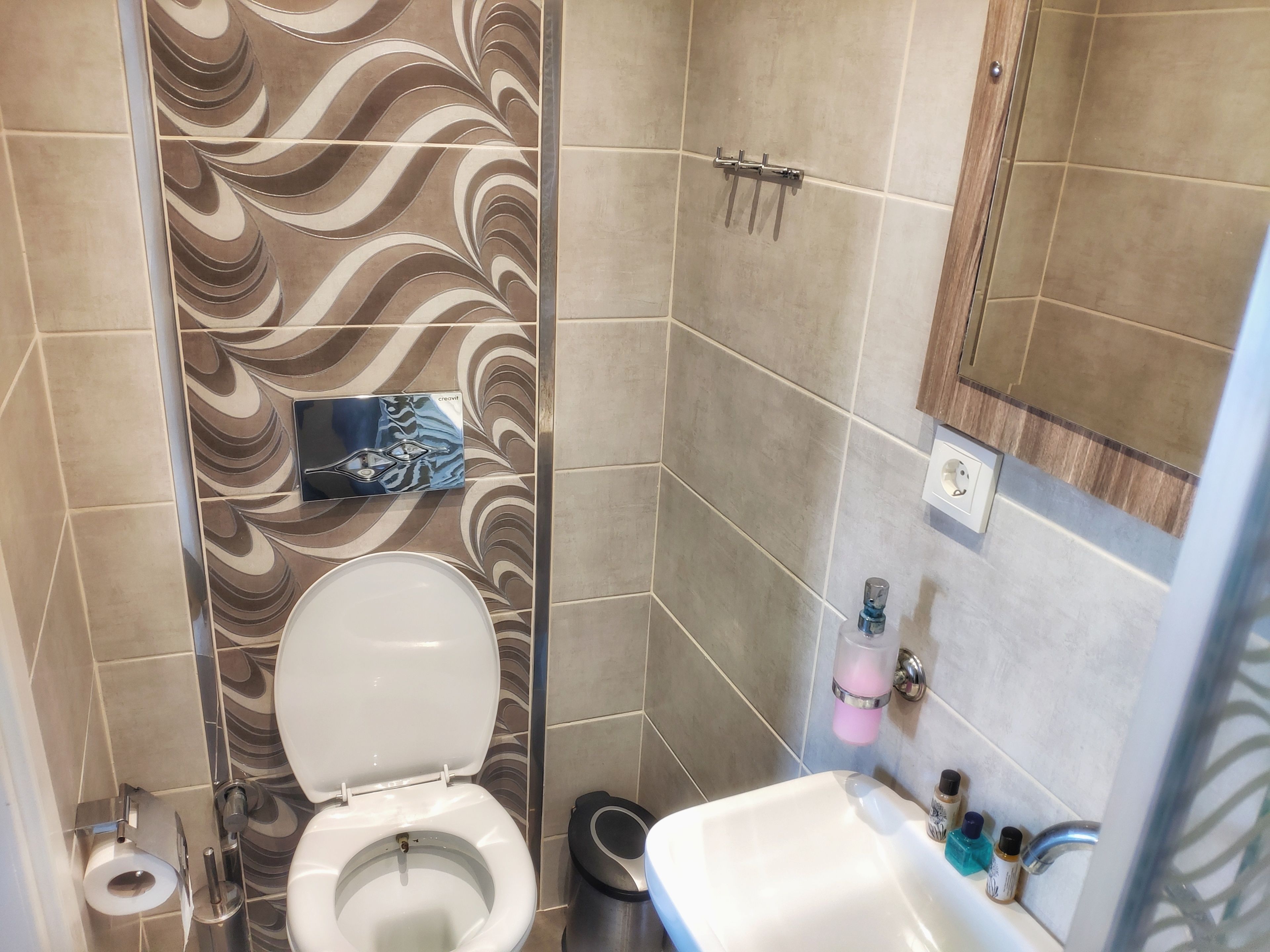 shower, rainfall showerhead, free toiletries, hair dryer