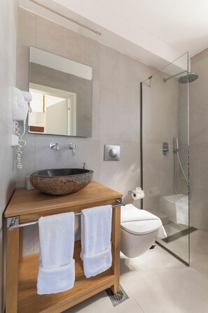 Separate bathtub and shower, free toiletries, hair dryer, bathrobes - Villa Del Nonno (Rhodes)