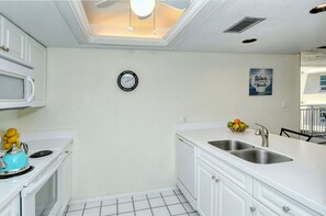 Private kitchen - House Of The Sun #302GS (Sarasota)