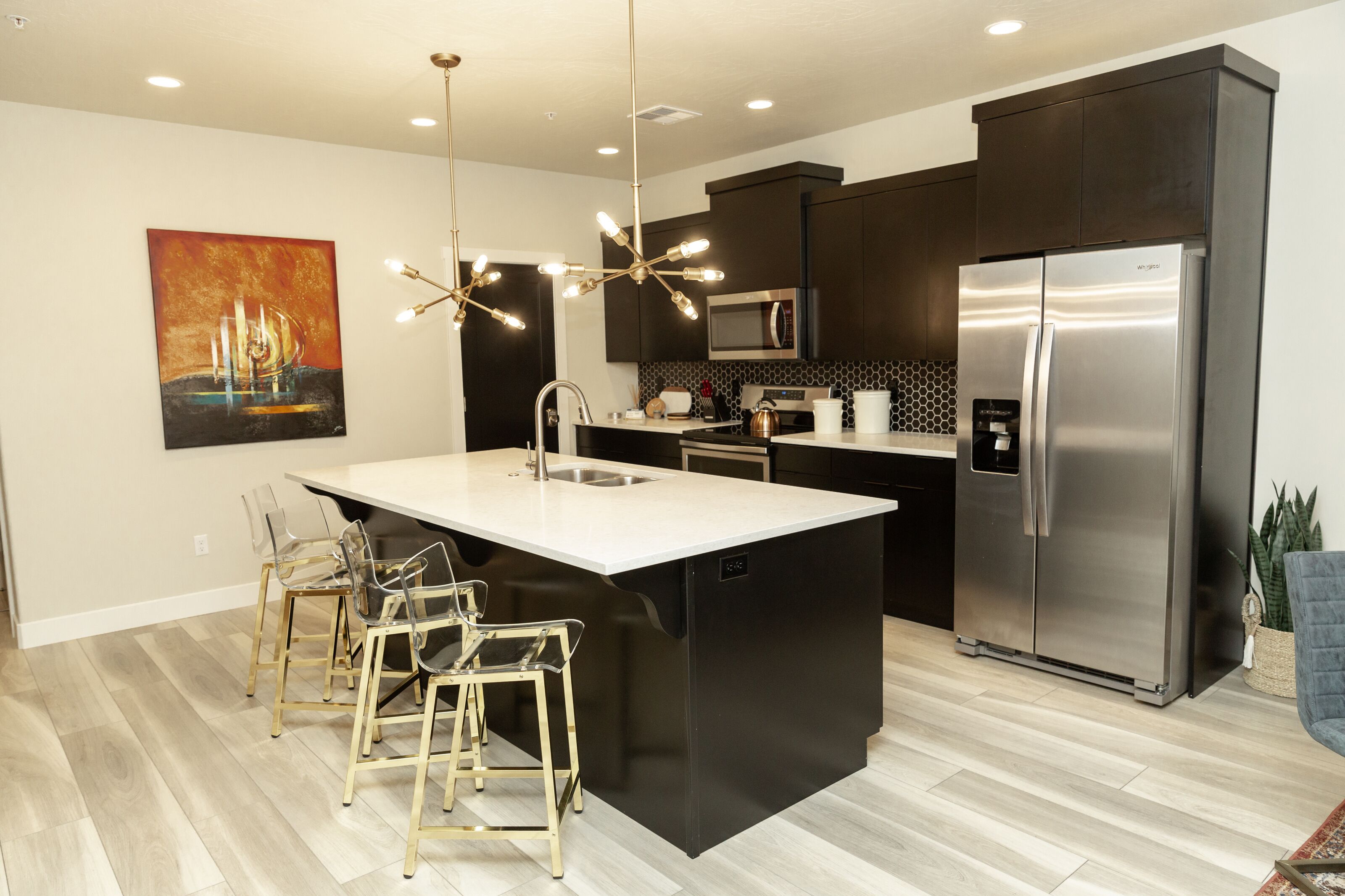 Réfrigérateur, micro-ondes, four, plaque de cuisson