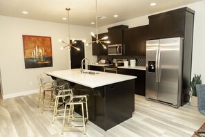 ثلاجة، ميكروويف، فرن، موقد طهي مسطح