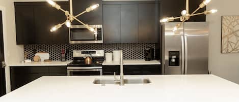 雪櫃、微波爐、焗爐、爐具