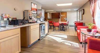 Econo Lodge Inn & Suites