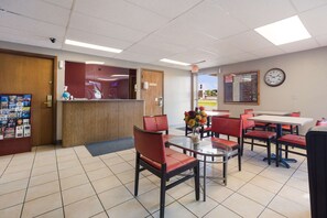 Lobby - Econo Lodge Inn & Suites Escanaba North (Escanaba)