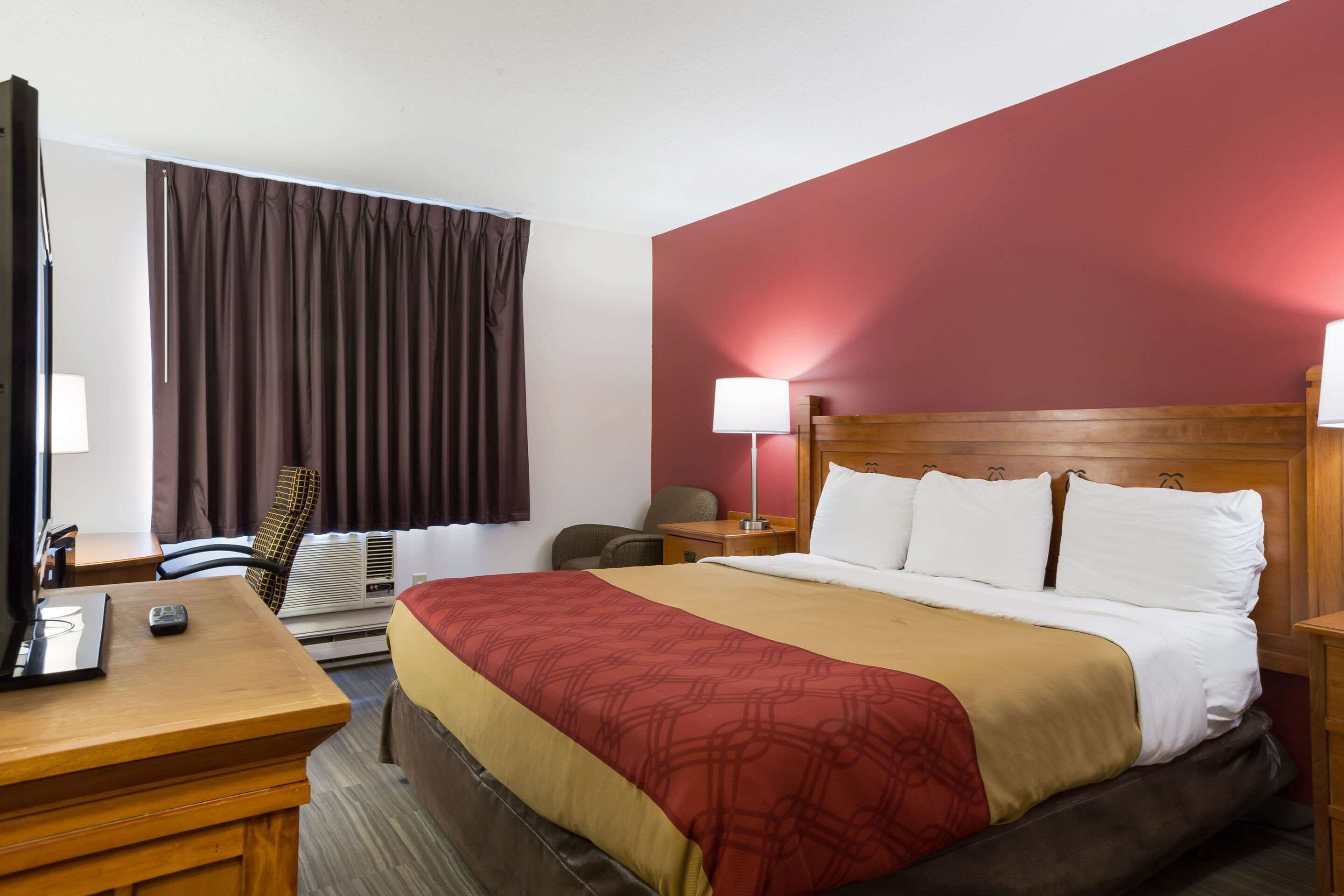 Standard Room, 1 King Bed, Non Smoking | Desk, blackout drapes, iron/ironing board, free WiFi