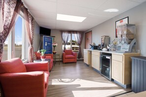 Breakfast area - Econo Lodge Inn & Suites Escanaba North (Escanaba)