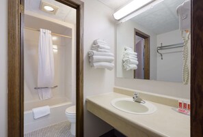 Bañera con ducha, artículos de tocador gratuitos, secador de pelo