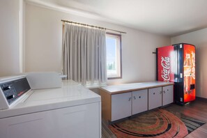 Laundry room - Econo Lodge Inn & Suites Escanaba North (Escanaba)