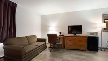 Escritorio, cortinas blackout y tabla de planchar con plancha