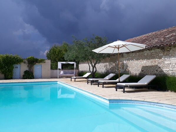 Een buitenzwembad, een verwarmd zwembad